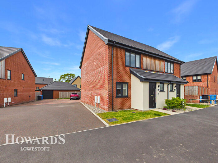 2 Bedroom Semi-Detached House For Sale In Lime Avenue, Oulton, NR32