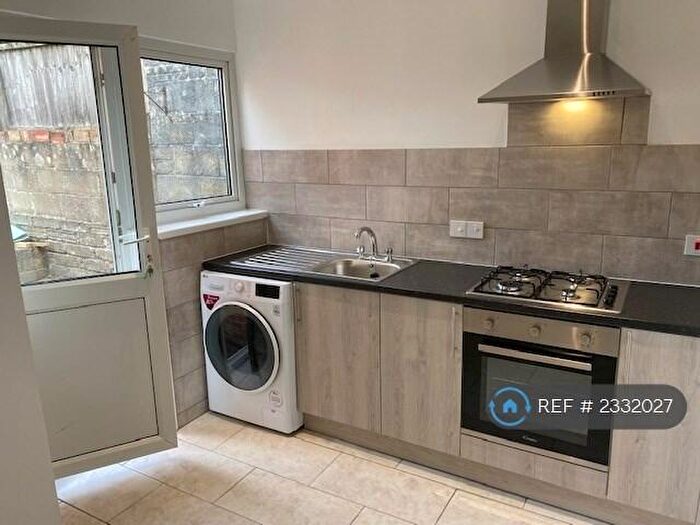 3 Bedroom Terraced House To Rent In Kingshill Road, Swindon, SN1