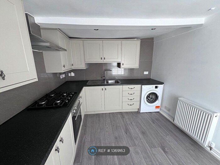 2 Bedroom Flat To Rent In High Street, Cricklade, Swindon, SN6