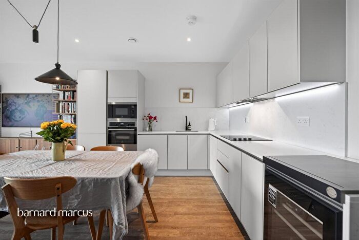 3 Bedroom Flat For Sale In Naomi Street, London, SE8