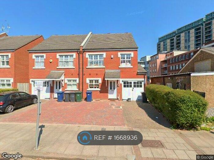 4 Bedroom Semi-Detached House To Rent In Dale Grove, London, N12