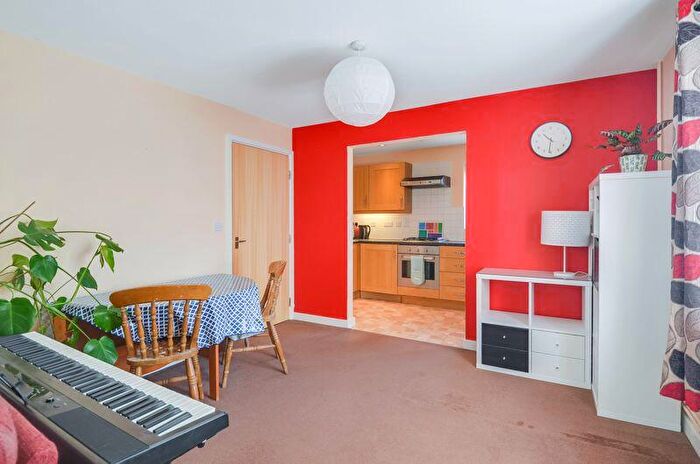 2 Bedroom Flat For Sale In Augustine Way, Oxford, OX4