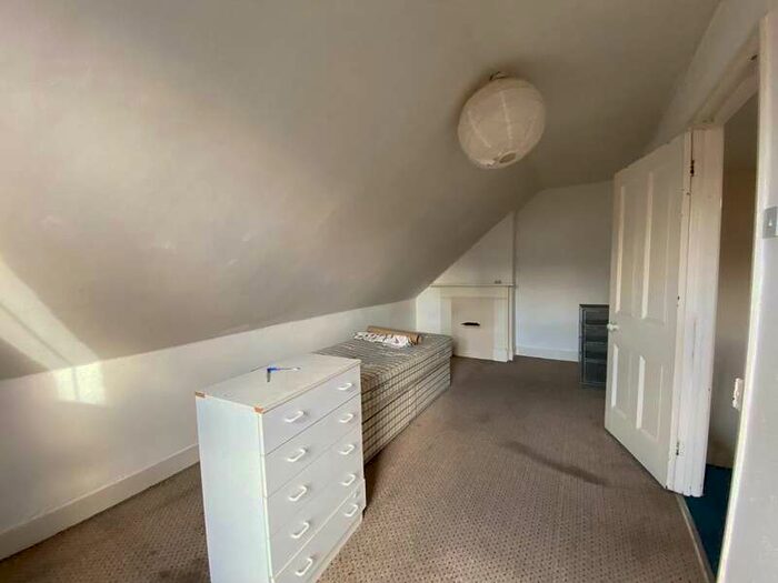 4 Bedroom Flat To Rent In Mitcham Lane, London, SW16