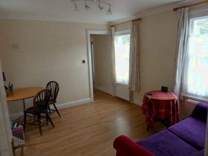 1 Bedroom Flat To Rent In South Street, KT18