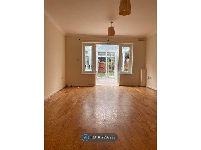 3 Bedroom Semi-Detached House To Rent In Wargrave Road, Twyford, RG10