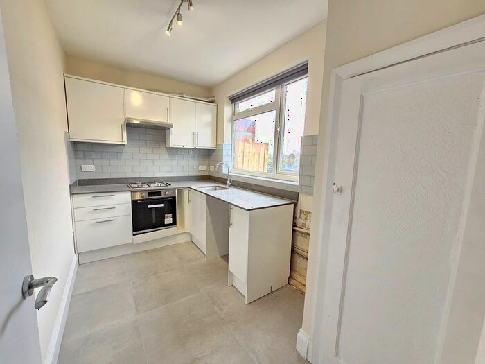 3 Bedroom Flat To Rent In High Street, Twickenham, TW2