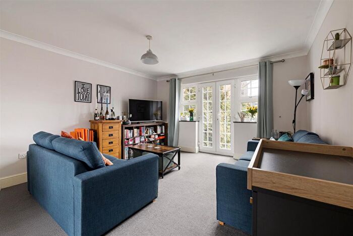 2 Bedroom Flat For Sale In Romford Road, Forest Gate, E15
