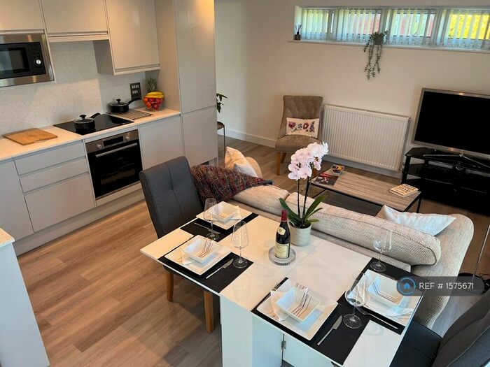 2 Bedroom Flat To Rent In Datchet, Windsor, SL3