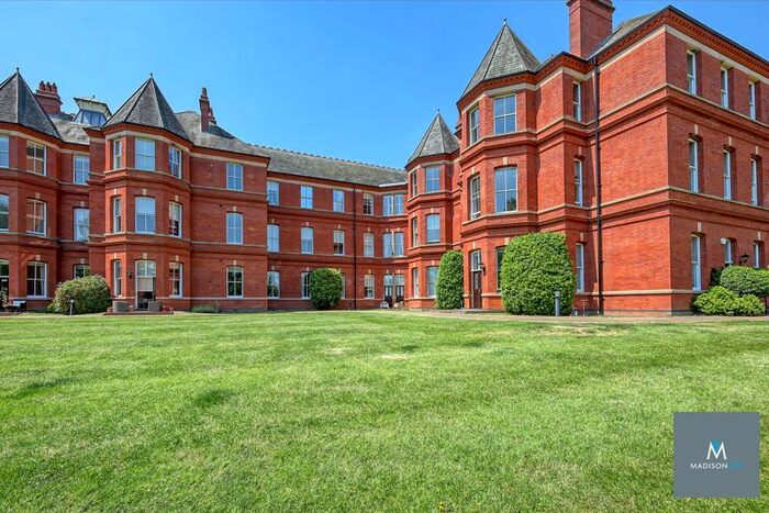 2 Bedroom Flat To Rent In Brandesbury Square, Woodford Green, IG8