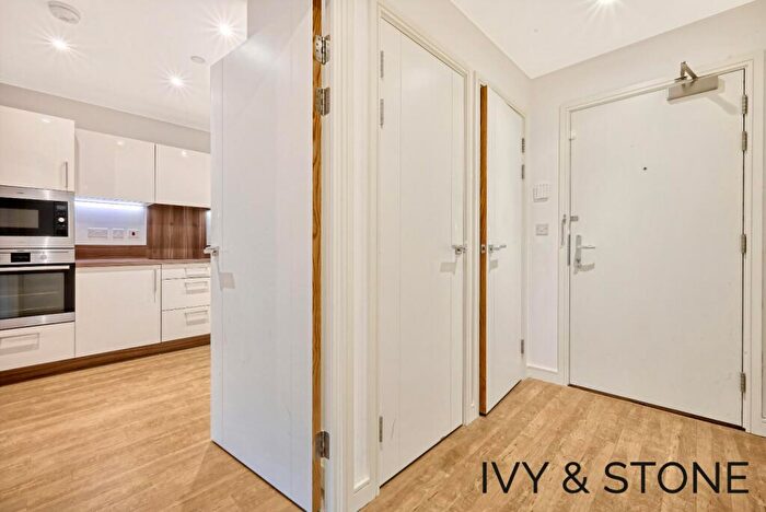 1 Bedroom Apartment For Sale In Kingfisher Heights, Bramwell Way, London, Greater London, E16