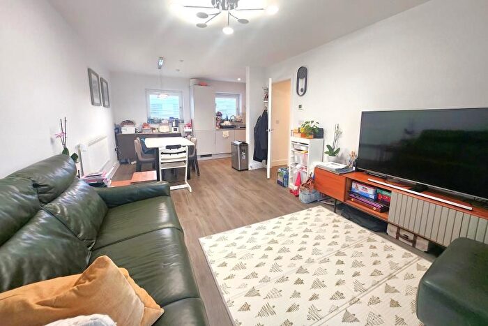 3 Bedroom Flat To Rent In Hersham, Surrey, KT12