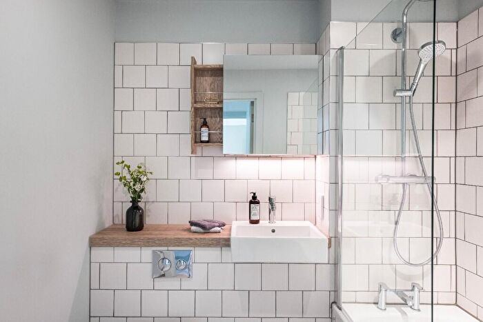 2 Bedroom Flat To Rent In Dingwall Road, Croydon, London, CR0