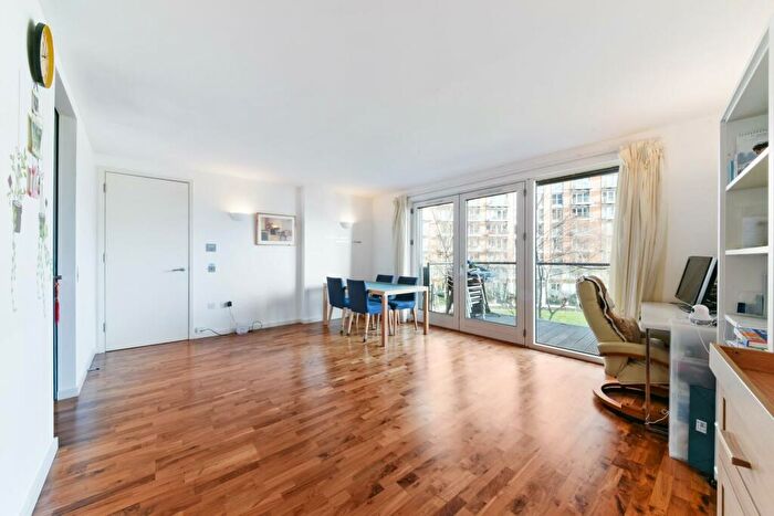 2 Bedroom Apartment To Rent In New Providence Wharf, Fairmont Avenue, London, E14