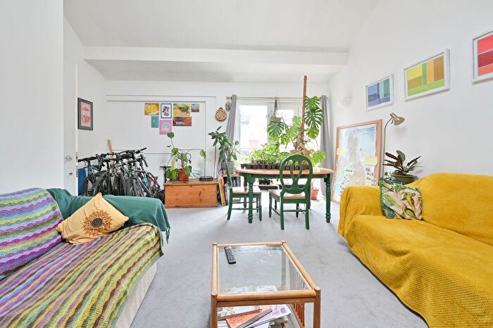 2 Bedroom Flat To Rent In Hopewell Yard, Camberwell, London, SE5
