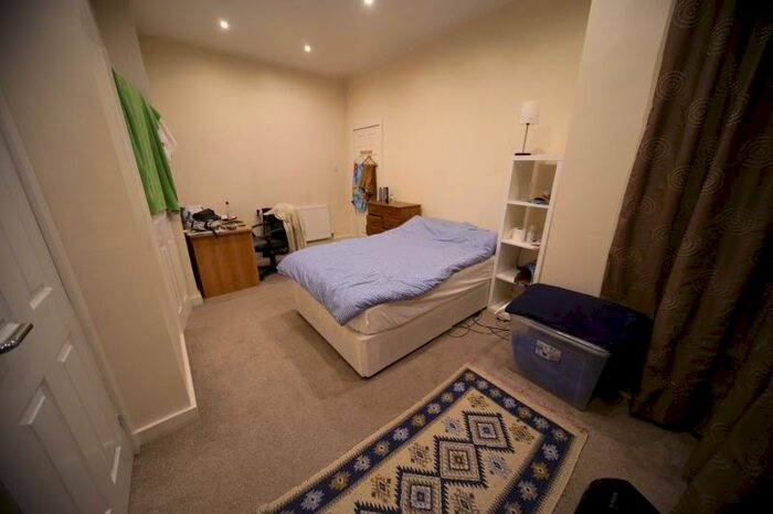 14 Bedroom Detached House To Rent In North Grange Road, Hyde Park, Leeds, LS6