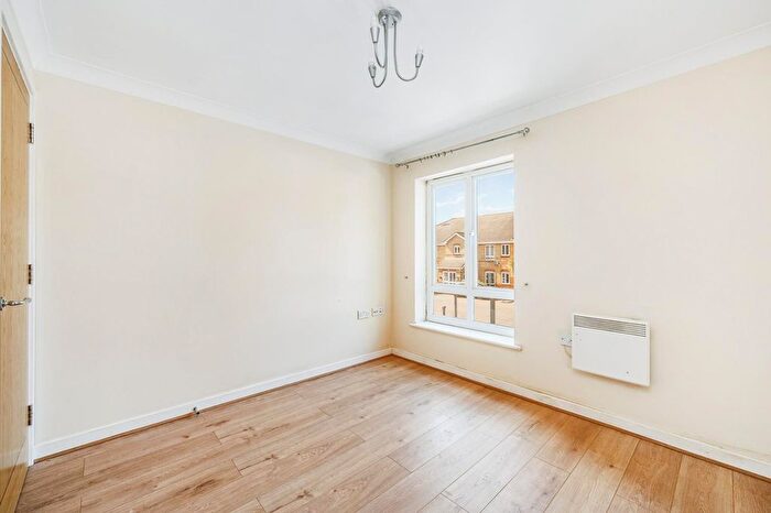 2 Bedroom Flat For Sale In Dominion Close, Hounslow, TW3