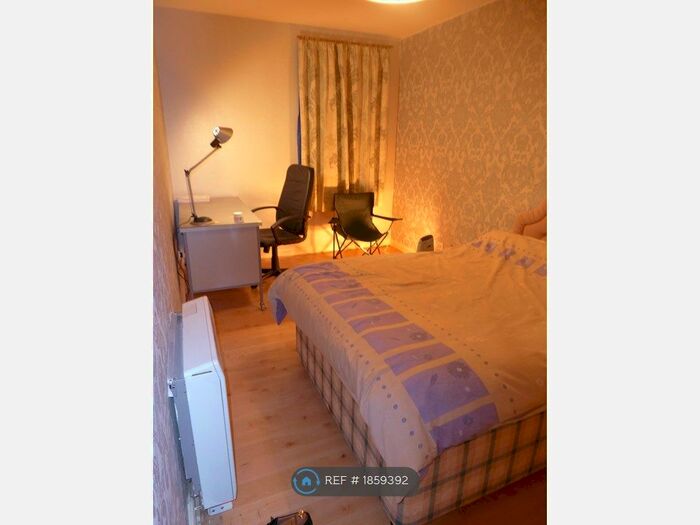 2 Bedroom Flat To Rent In Pickering Close, London, E9