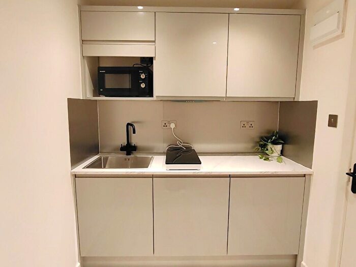 2 Bedroom Flat To Rent In Addison Gardens, Surbiton, Surrey, KT5