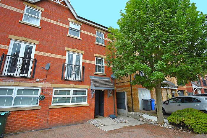 4 Bedroom Town House For Sale In Coniston Drive, Doncaster, DN4