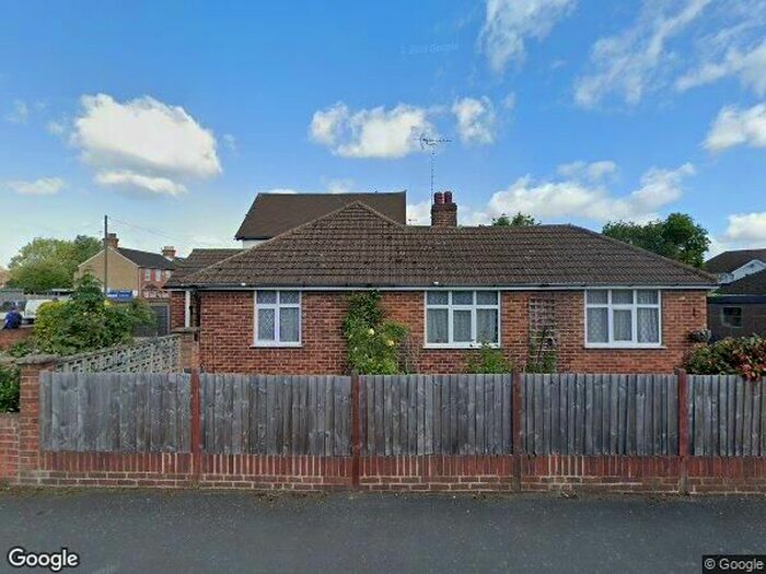 2 Bedroom Flat To Rent In Fordbridge Close, Chertsey, KT16