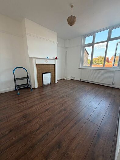 3 Bedroom Semi-detached House To Rent In Shelley Road, Luton, LU4