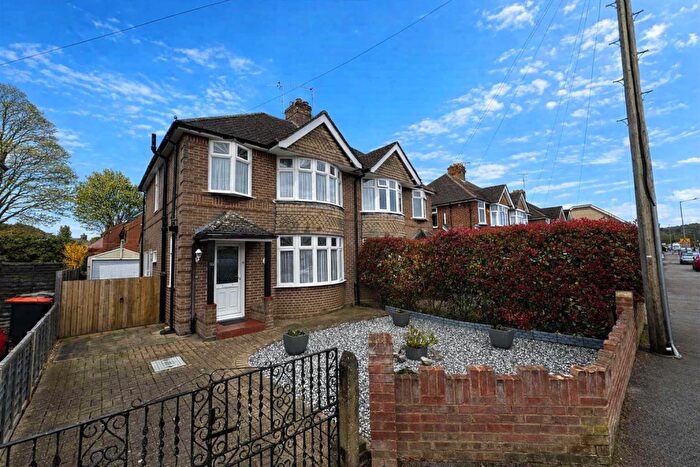 3 Bedroom Semi-Detached House For Sale In Chiltern Road, Dunstable, LU6