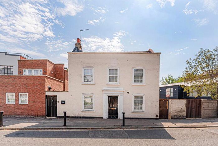 3 Bedroom Detached House For Sale In Chase Side, Enfield, EN2