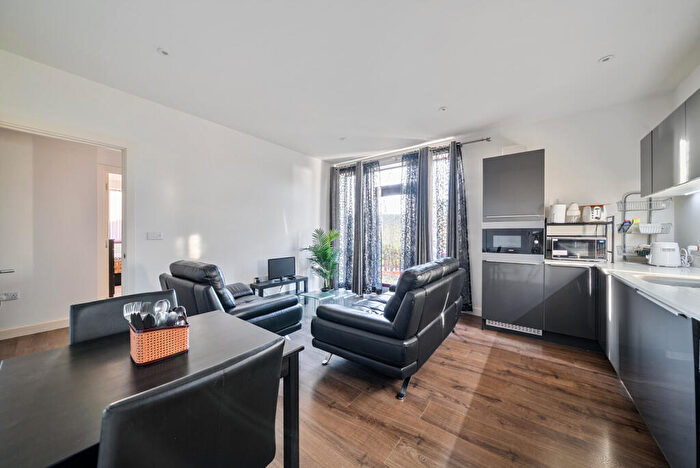 2 Bedroom Apartment For Sale In Hanworth Lane, Chertsey, KT16