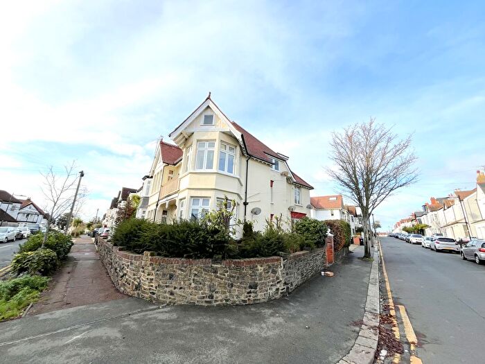 1 Bedroom Flat To Rent In Beach Avenue, Leigh-On-Sea, SS9