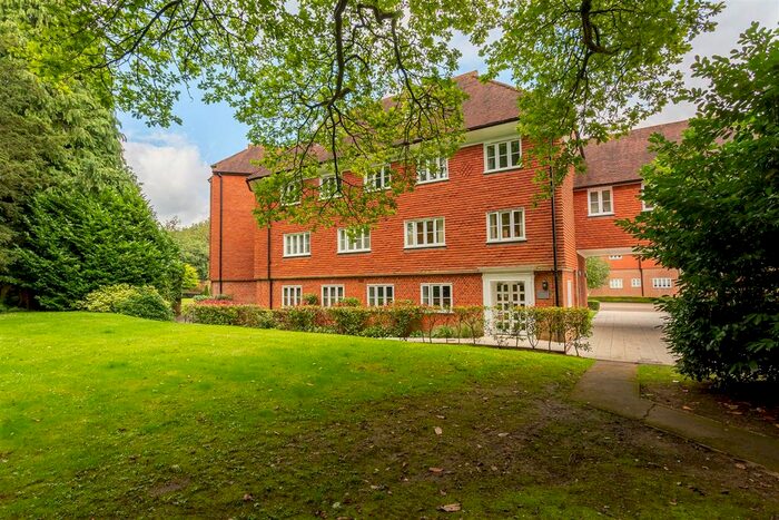 2 Bedroom Flat For Sale In Elizabeth Drive, Banstead, SM7
