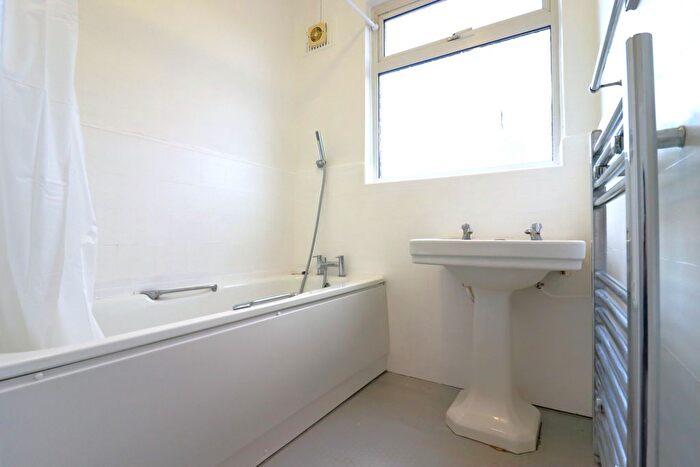 2 Bedroom Flat To Rent In Alexandra Drive, Surbiton, Surrey, KT5