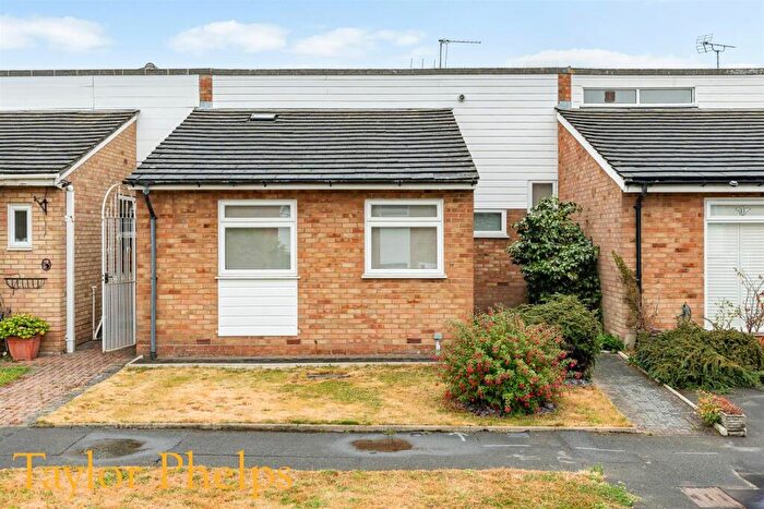 3 Bedroom Bungalow For Sale In Barclay Close, Hertford Heath, SG13