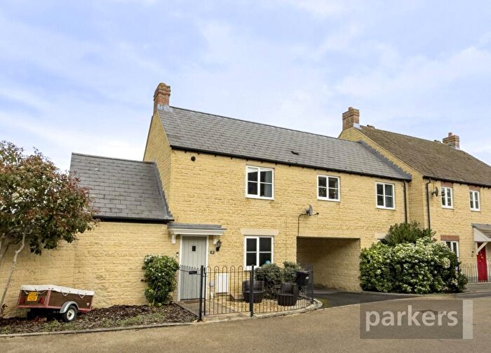 2 Bedroom Apartment For Sale In Poppy Terrace, Shilton Park, Carterton, OX18
