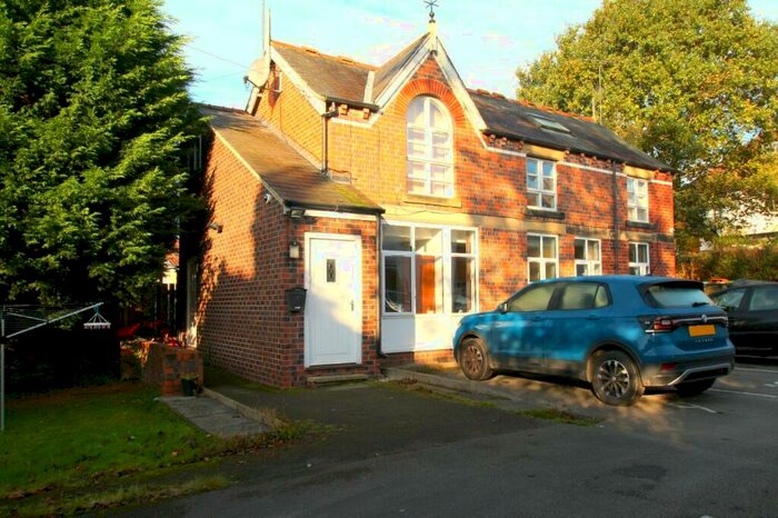 2 Bedroom Flat To Rent In Harrogate Road, Leeds, West Yorkshire, Uk, LS17