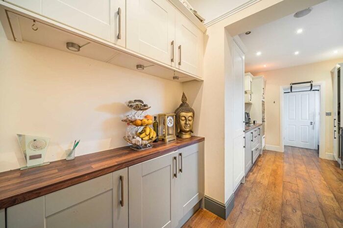 3 Bedroom Flat To Rent In Heathfield Square, Earlsfield, SW18