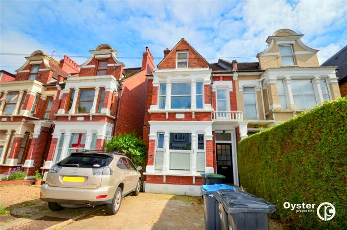 3 Bedroom Apartment To Rent In The Limes Avenue, London, N11