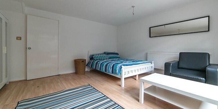 3 Bedroom Maisonette To Rent In Lawrence Close, London, E3