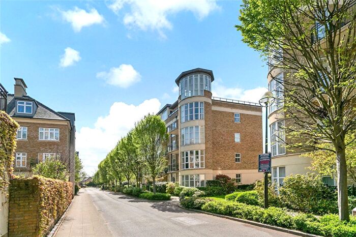 2 Bedroom Flat To Rent In Melliss Avenue, Kew, Surrey, TW9