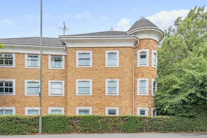 2 Bedroom Flat To Rent In Sunbury-On-Thames, Surrey, TW16