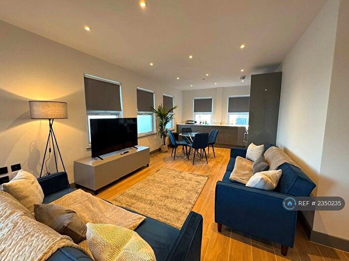 2 Bedroom Flat To Rent In Ballards Lane, London, N12