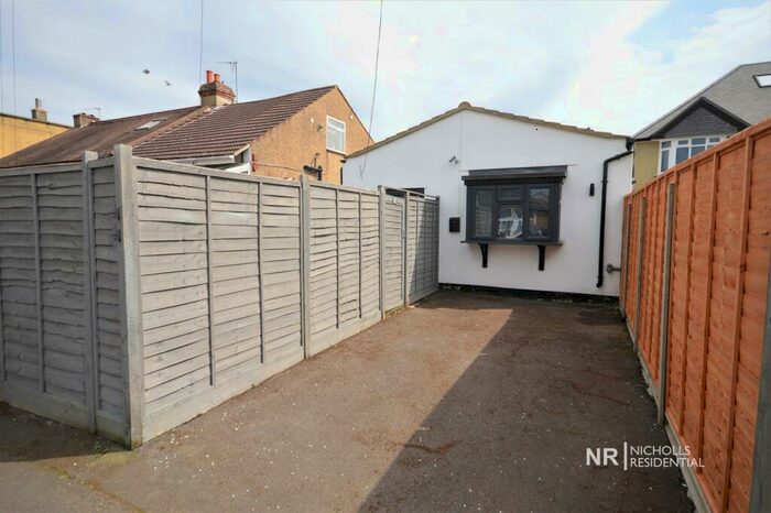 2 Bedroom Detached Bungalow To Rent In Abbotts Road, Sutton, Surrey, SM3
