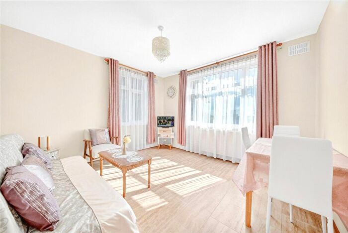 2 Bedroom Flat For Sale In Fairlop Road, Leytonstone, London, E11