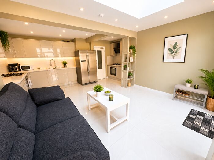 6 Bedroom Terraced House To Rent In Crawley Green Road, Luton, LU2
