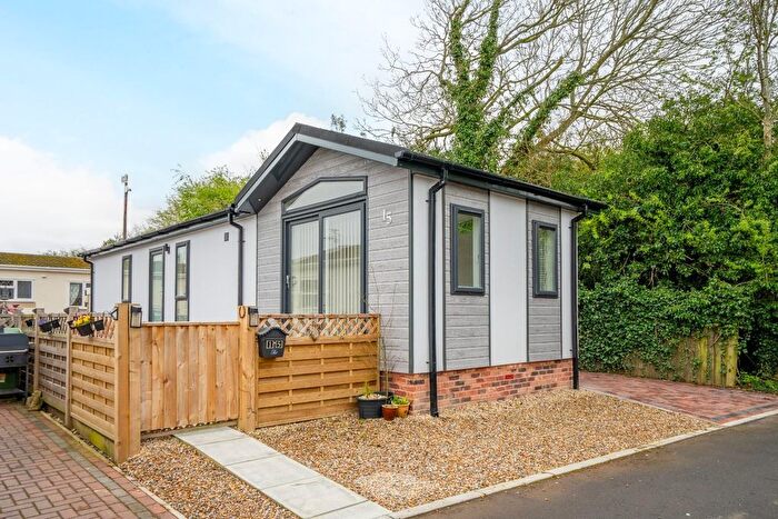 2 Bedroom Mobile/park Home For Sale In Pleasant Avenue, Acaster Malbis, York, YO23
