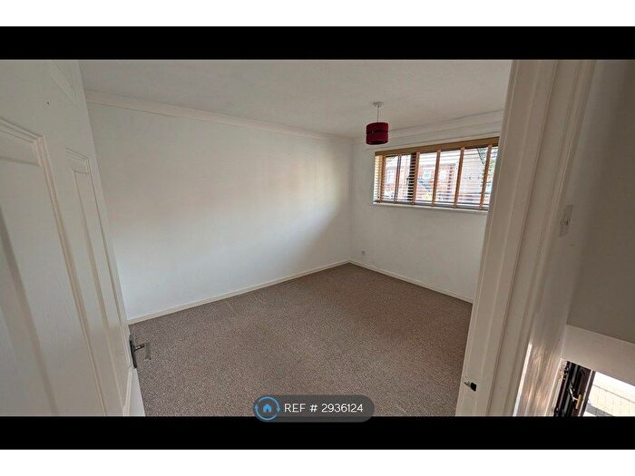 2 Bedroom Maisonette To Rent In Waddington Court, Hull, HU5