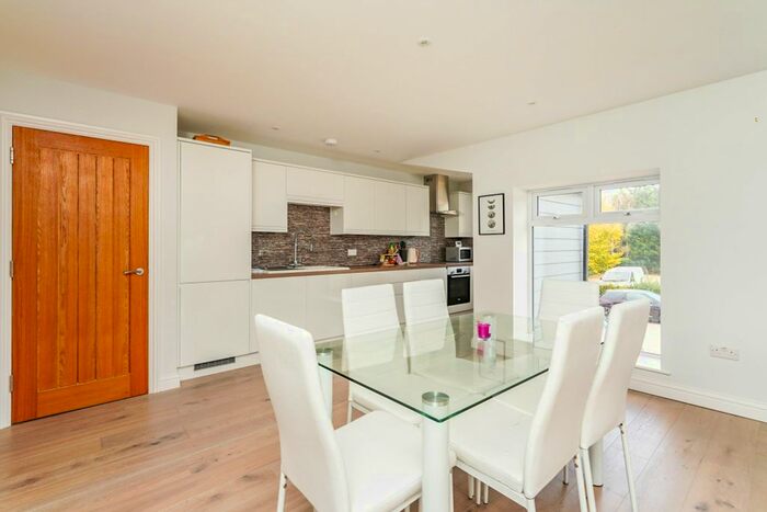 2 Bedroom Flat For Sale In Lower Road, Garsington, Oxford, OX44