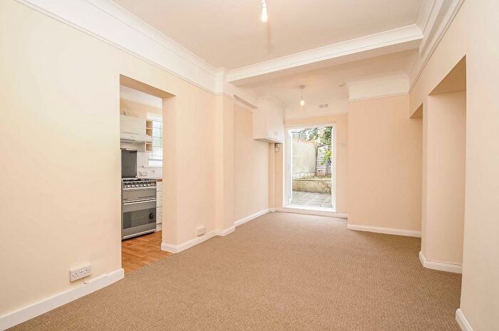 2 Bedroom Flat To Rent In Garratt Lane, Earlsfield, SW17
