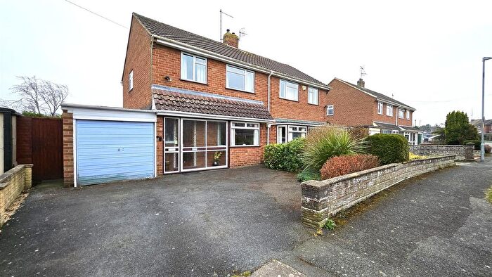 3 Bedroom Semi-Detached House For Sale In Elizabeth Avenue, Worcester, WR3