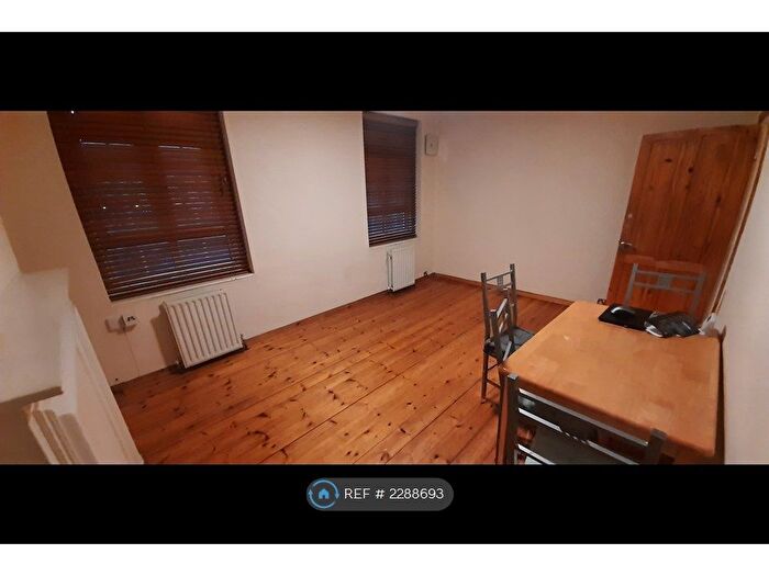2 Bedroom Flat To Rent In Sutton Courtney House, London, SW17