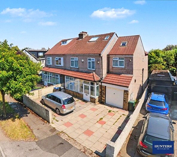 6 Bedroom Semi-Detached House For Sale In Garden Lane Bradford, BD9
